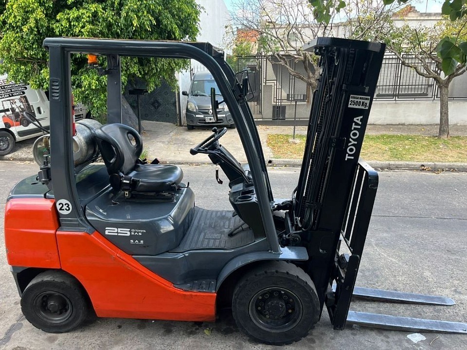 Detalles Técnicos.  Tipo de operación = Venta/ Alquiler.  Condición = Usado  País = Argentina  Entrega Inmediata.  Marca = Toyota.  Otro Modelo = Naftero  Año de Fabricación = 2019  Potencia = (HP)  Menos de 100  Autoelevador Toyota de 2.5 Tn de capacidad Naftero Modelo 2019