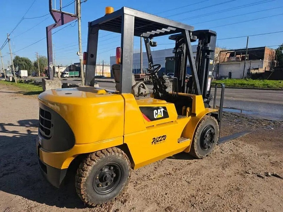 Detalles Técnicos.  Tipo de operación = Venta/Alquiler.  Condición = Usado en perfecto estado. Entrega a todo el País = Argentina.  Entrega A Convenir.  Marca = Caterpillar.  Otro Modelo = DP40KL.  Año de Fabricación = 2016.  Capacidad = 4.  Equipo Autoelevador.  Marca = Caterpillar.  Capacidad = 4tn.  Número interno = 01.  Serie = AT19050366.