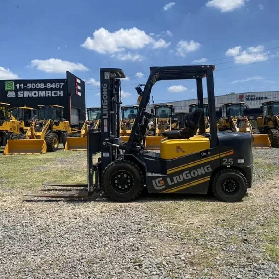 Detalles Técnicos.  Tipo de operación = Venta/Alquiler.  Condición = Usado.  País = Argentina.  Entrega Inmediata.  Marca = LiuGong.  Modelo = CPCD25.  Año de Fabricación = 2021.  Potencia = (HP).  Menos de 100.  Capacidad = 2.500  Tipo de Motor = Diésel.  Sistema de Transmisión = Hidráulico.  Altura de elevación = 4,50.  Torre de Elevación = Torre triple.  Estado General Excelente.  Autoelevador 2500kg / 2.5 Toneladas LIUGONG CPCD25.  -Carga máxima 2500kg / 2.5 Toneladas.  -Altura máxima 4.50m.  -Triple torre.  -Desplazador lateral.  -Inclinación de torre.