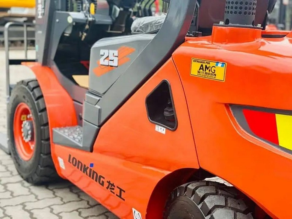 Detalles Técnicos.  Tipo de operación Venta / Alquiler  Condición = Nuevo  País = Argentina  Entrega A Convenir  Marca = Lonking  Modelo = LG25  Año de Fabricación = 2026  CARACTERÍSTICAS:   • Motor Xinchai A490BPG, 49 HP.   • Peso operativo 3.750 KG.   • Capacidad de levante 2500 KG.   • Altura máxima de elevación 4500 MM.   • Altura de despeje 140 MM.   • Volante de dirección ajustable.   • Sistema de transmisión TIPO PowerShift.   • Opcional Variantes de mástil: triple torre/ doble alta/doble baja.   • Opcional Ruedas macizas o neumáticas. Duales o simples.   • Opcional: Cabinado
