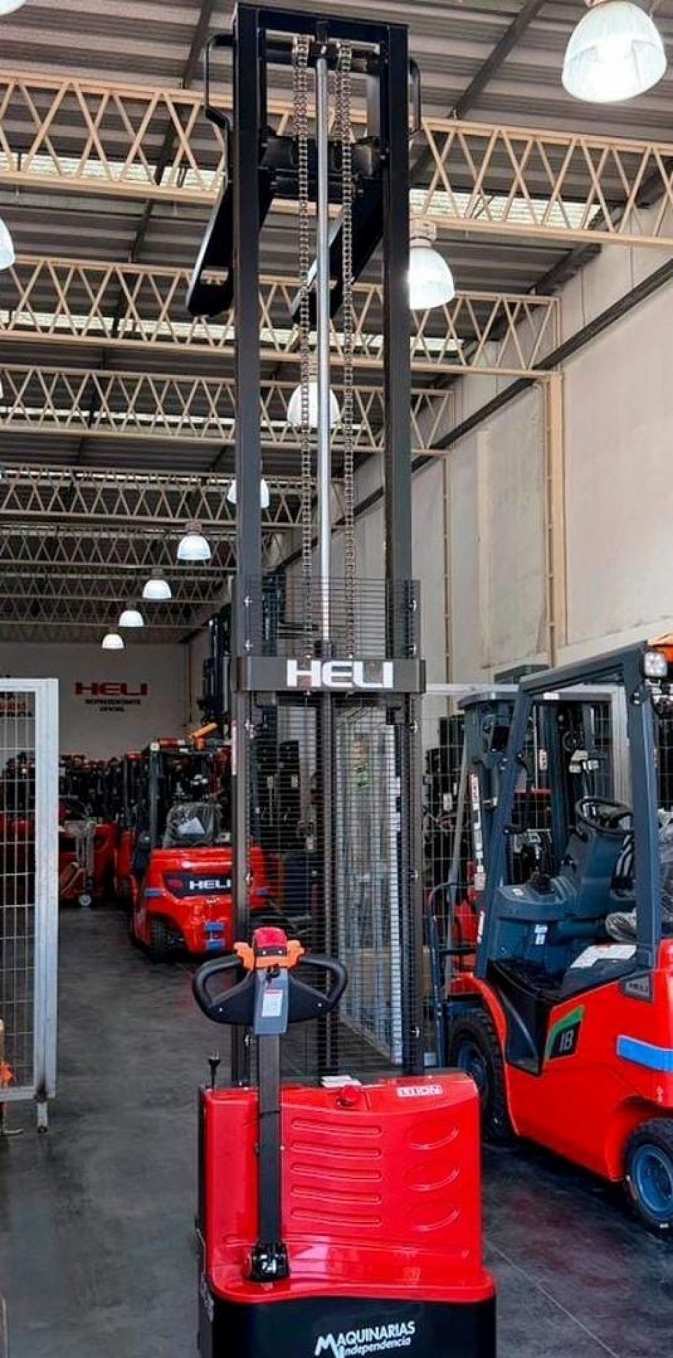 Características del vehículo. Marca = Heli. Modelo = CDD15J-LI. Año = 2025. Marca del motor = HELI. Tipo de combustible = Eléctrico. Capacidad de carga = 1,5 t. Transmisión = Automática. Elevación = 3,5 m. Torre = Doble. Tipo de grúa = Montacarga. Neumático = Neumático.