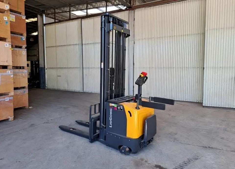 Características del vehículo.  Marca = Liugong.  Modelo = 2000KG-5.5M.  Año = 2024.  Marca del motor = LIUGONG.  Tipo de combustible = Eléctrico.  Capacidad de carga = 2.000 kg.  Transmisión = Automática.  Elevación = 550 cm.  Torre = Triple.  Tipo de grúa = Montacarga.  Neumático = Superelástico.