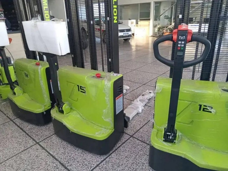 Detalles Técnicos.  Condición Nuevo.  País = Argentina.  Marca = Zoomlion.  Otro Modelo = DB12/DB15E/TB15E.  Tipo de Apilador = Eléctrico.  Capacidad Máxima = (tn) 2.  Rango de Elevación = 3.300.  Rango de las Uñas = 100.